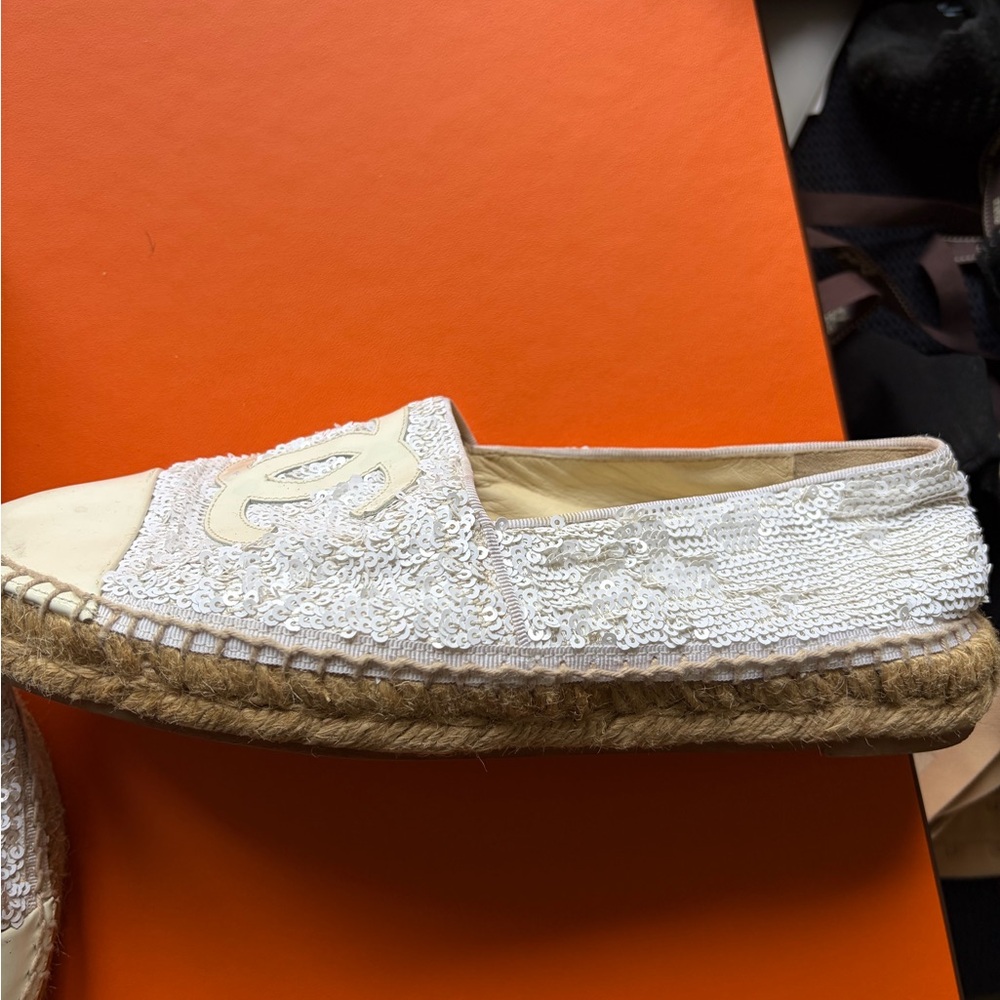 Authentic CHANEL White Sequin Espadrilles with Patent Leather Toe and C’s - Picture 4 of 6